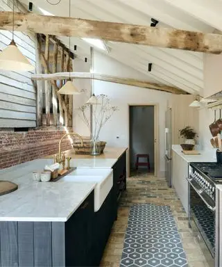 Er synlige mursten stadig på trend? Designere diskuterer, om dette 'tidløse' look virkelig er en klassiker