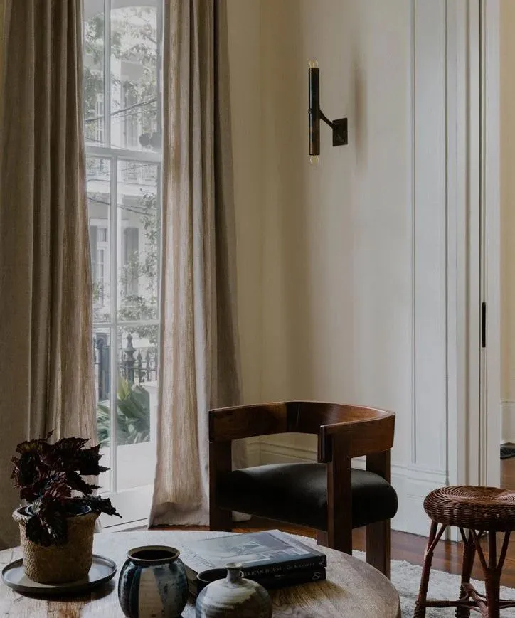 salón neutro con sillón curvo' loading='lazy' title=