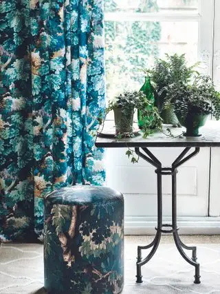 화분에 심은 식물 그룹이 있는 창가의 빈티지 정원 테이블