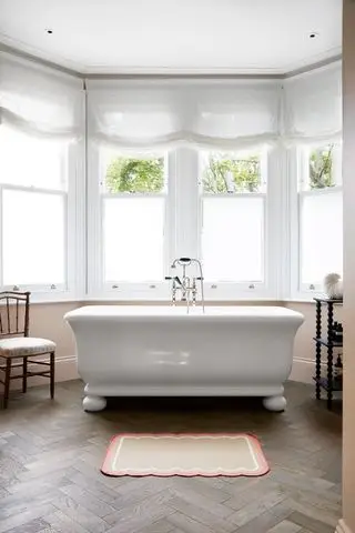 욕실 퇴창에 있는 윈도우 필름과 얇은 블라인드