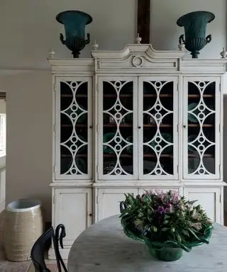 화려한 옷장과 의자가 딸린 식탁