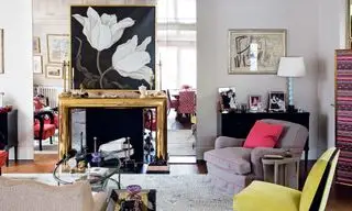 중앙 벽난로와 소파, 안락의자가 있는 거실