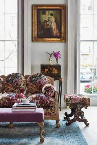 덮개를 씌운 소파, 오토만, 덮개를 씌운 의자를 갖춘 전통적인 거실