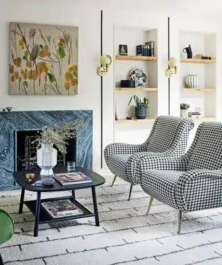 벽감과 Houndstooth Boucle 안락 의자가 있는 Kitesgrove의 흰색 거실