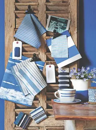 직물과 페인트가 있는 파란색 무드바드