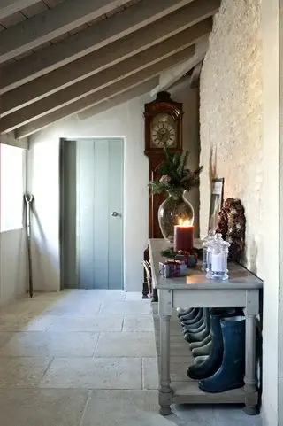 돌 복도, 푸른 나무 문, 회색 부츠 선반