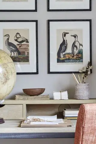 액자 새 그림, 나무 책상, 주황색 의자