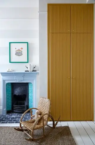 가로 줄무늬 벽, 페인트칠된 마루판 및 러그가 있는 보육원