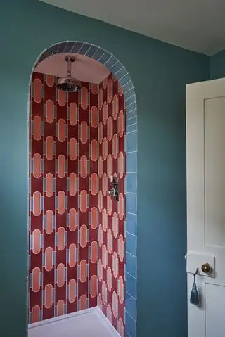 패턴 타일로 마감한 샤워부스
