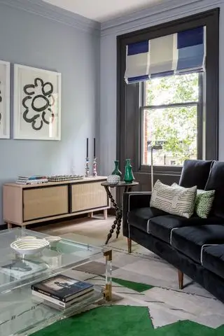 소파, 커피 테이블, 찬장, 러그, 로마식 블라인드가 있는 거실