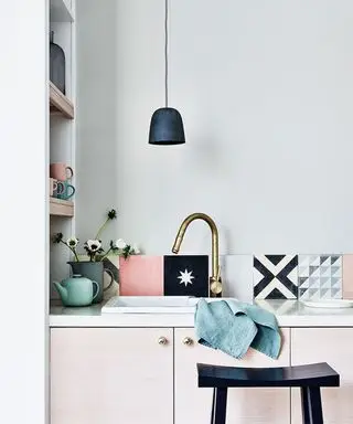 Ideias de decoração de parede de cozinha com azulejos incompatíveis em azul e rosa