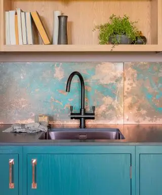 Idéias backsplash de metal com pátina natural