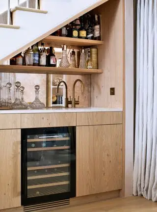 Bar d'accueil sous les escaliers