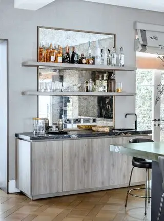 Bar à la maison avec étagères ouvertes et armoires en bois de bouleau argenté