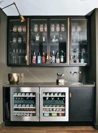 Bar à la maison avec armoires en bois sombre