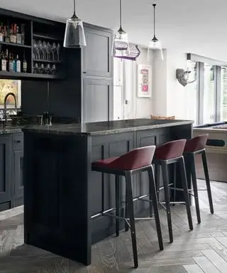 Bar à domicile avec îlot et tabourets de bar