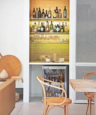 Bar à la maison avec dosseret carrelé