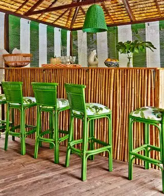 Bar à la maison avec île tiki et chaises