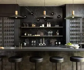 Bar d'intérieur noir monochrome avec une variété d'options de rangement élégantes
