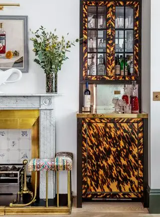 Bar d'accueil aménagé dans une alcôve