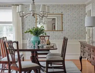 salle à manger avec papier peint à motifs et meubles en bois