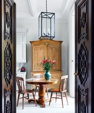 Salle à manger avec table, chaises et armoire antiques