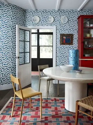 Salle à manger avec murs tapissés