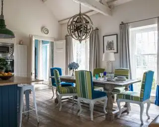 Idées de salle à manger avec table en bois et chaises à motifs