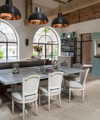 Salle à manger avec table de ferme et suspensions noires