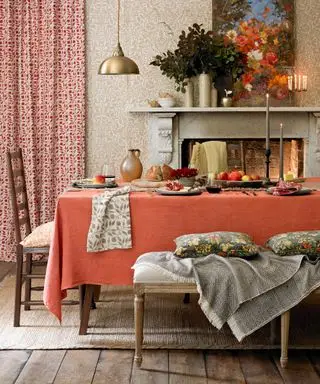 Salle à manger champêtre avec nappe orange