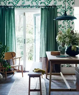 Idées de salle à manger verte avec table en bois et papier peint à motifs
