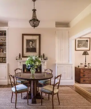 Salle à manger avec une table ronde dans une salle à plan brisé