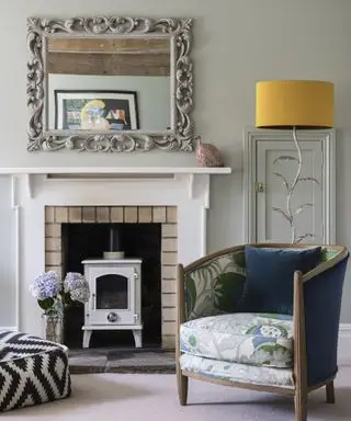 Pomysł na lustro do salonu z ozdobnym białym lustrem odzwierciedlającym nowoczesne dzieła sztuki