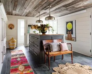 bagagerum med ø, træloft og klinkegulv