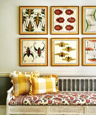 Œuvres d'art inspirées de la nature accrochées dans une grille de six, banc rembourré et cuisine colorée