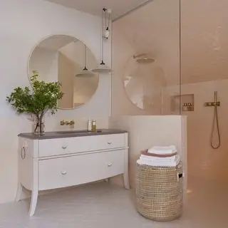Salle de bain rose pastel avec douche à l'italienne