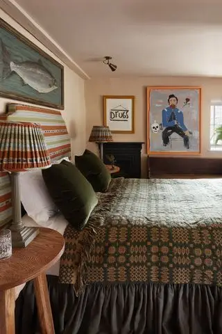 Chambre rose plâtre avec literie à motifs