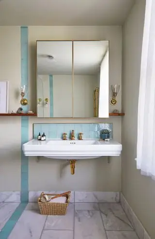 Salle de bain neutre avec carrelage bleu pastel