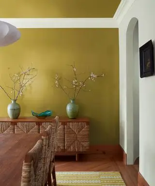 Faut-il peindre votre plafond de la même couleur que vos murs ? Nous demandons aux experts