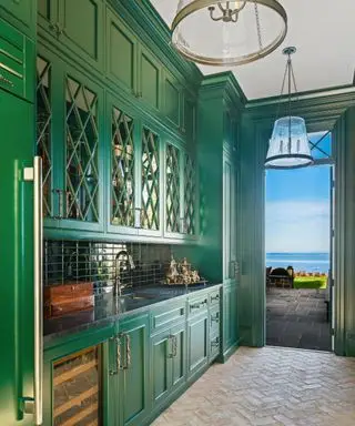 明るいグリーンのキッチンキャビネット