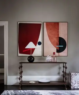 hall d'entrée avec des œuvres d'art et une console vibrantes