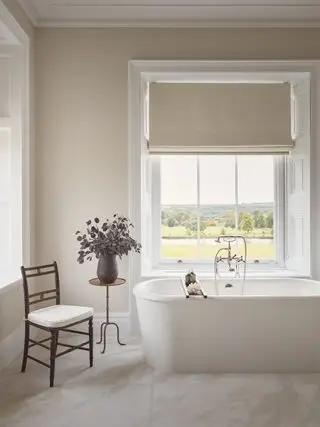 Salle de bain beige avec baignoire autoportante