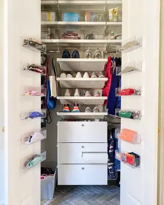 Vestiaire de style placard avec rangement à l'intérieur et sur les portes