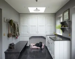 Menuiserie sur mesure dans un vestiaire