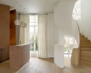 Conception de cuisine moderne et neutre avec murs blancs et surfaces en bois