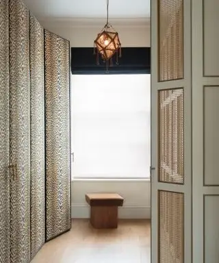 Dressing avec dressing intégré conçu par Fran Hickman