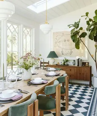 salle à manger véranda avec sol en damier et grande table