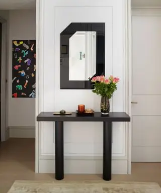 エントランスホールのコンソールテーブルの上にある黒い鏡。