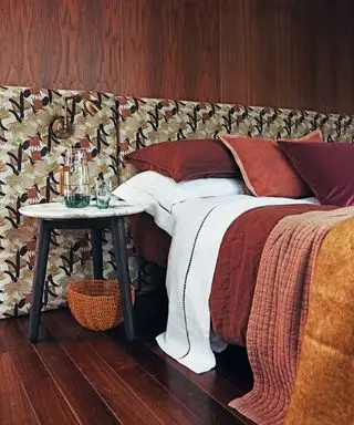 רעיונות למראשות מיטה עם חיפוי קיר שלם