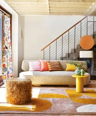 Ideas de alfombras de salón con muebles coloridos